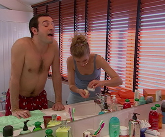 Replay Un gars, une fille - S2E7 - Dans la salle de bain (3)