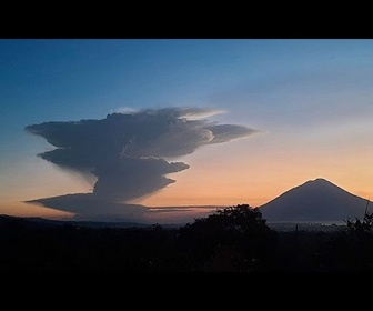 Replay En images, l'éruption d'un volcan en Indonésie envoie de la cendre à 10 km dans le ciel