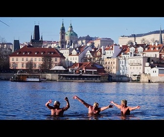 Replay Plus de 40 nageurs bravent la Vltava glacée lors de la nage des Rois mages à Prague
