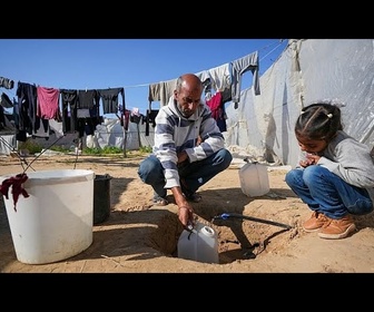 Replay Une famille à Gaza déplacée pour la dixième fois alors que les bombardements continuent