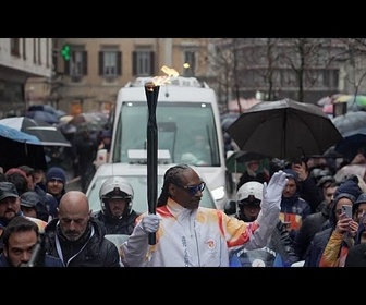 Replay Snoop Dogg crée la surprise en portant la flamme olympique à Gallarate, en Italie