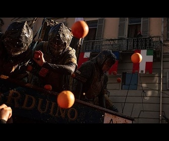 Replay Carnaval d'Ivrea 2026 : la célèbre bataille d'oranges italienne attire des milliers de personnes