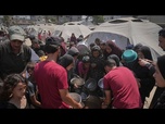 Replay Les Gazaouis déplacés vivent sous des tentes dans un stade bombardé à Gaza