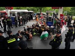 Replay Des militants d'Extinction Rebellion arrêtés lors d'une manifestation au sommet de l'OTAN à La Haye