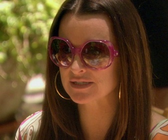 Replay Les real housewives de Beverly Hills - S1 E11 - Comment se comporter en société