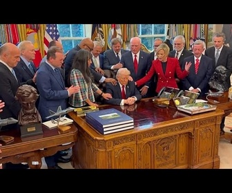 Replay Des responsables religieux prient pour Trump dans le Bureau ovale