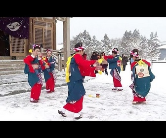 Replay Japon : cérémonie traditionnelle de pilage du riz dans un village enneigé d'Aomori