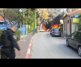 Replay Les secours interviennent sur un incendie au centre d'Israël après des tirs iraniens