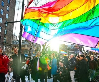 Replay La bataille du drapeau arc-en-ciel - Le dessous des images