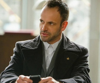 Replay Elementary - S2 E21 - Un drone de moustique...