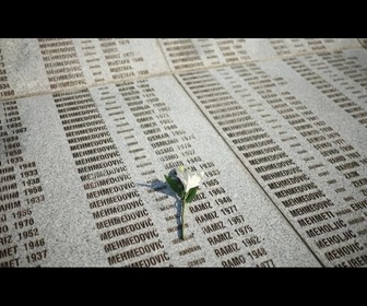 Replay Des milliers de personnes se rassemblent pour commémorer le 30e anniversaire du génocide de...