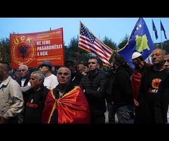 Replay Des gaz lacrymogènes et des canons à eau à Pristina lors d'affrontements entre manifestants et...