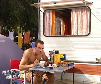 Replay Un gars, une fille - S4E2 - Au camping (2)