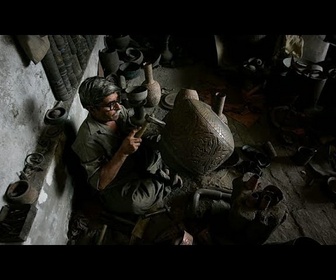 Replay Au Pakistan, des portraits gravés sur les tombes ravivent la mémoire des défunts