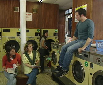 Replay Un gars, une fille - S3E142 - À la laverie