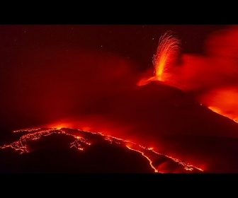 Replay Le mont Etna brille de lave alors que les éruptions illuminent le ciel nocturne