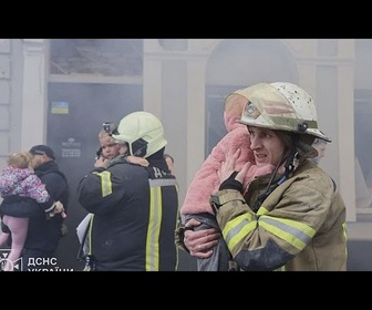 Replay Des enfants évacués après une attaque russe contre une école maternelle à Kharkiv