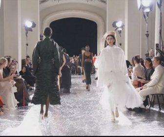 Replay À L'affiche ! - Paris Haute Couture : Rihanna, Jennifer Lopez et Laetitia Casta au premier rang des défilés