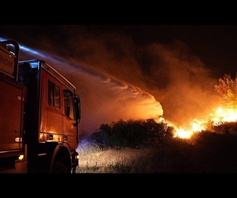 Replay Les pompiers combattent un important incendie dans le sud de la France