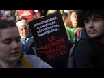 Replay Échauffourées à Paris entre militants écologistes et policiers en marge de l'AG de TotalEnergies