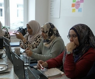 Replay À Vienne, les migrantes s'entraident - ARTE Regards