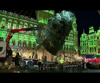 Replay No Comment. Un arbre de Noël de 20 mètres de haut installé sur la Grand-Place de Bruxelles.