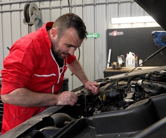 Replay Top Mecanic : 5 jours pour restaurer une épave - S6E19 - Jour 4 - Le choc des régions : Nord vs Sud