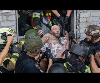 Replay En images, les recherches des survivants après une frappe meurtrière russe sur Kharkiv