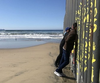 Replay États-Unis - USA : les premiers pas des indésirables