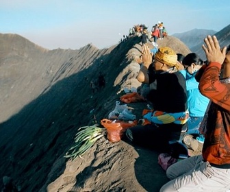 Replay Volcans sacrés - Vivre avec les volcans