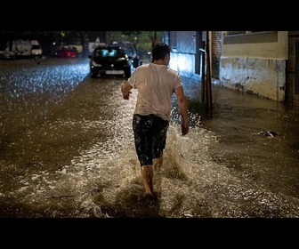 Replay Les inondations laissent des rues et des routes sous l'eau en Catalogne