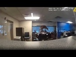 Replay Une vidéo montre un cerf traverser la vitre d'une banque, déclenchant l'alarme