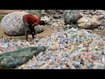 Replay WWF installe en face de l'ONU une installation choc contre la crise mondiale du plastique