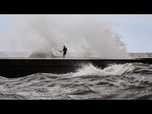 Replay Sauvetage spectaculaire sur une plage californienne après de puissantes vagues à Santa Cruz