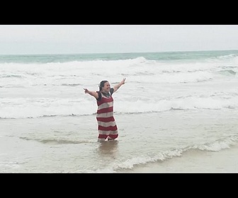 Replay Des nageurs bravent le traditionnel bain du Nouvel An sur la plage de Carcavelos, près de Lisbonne