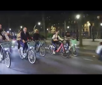 Replay Le nouveau maire de Paris Grégoire se rend à l'hôtel de ville à vélo après sa victoire