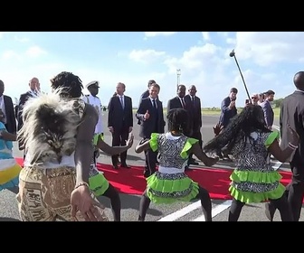 Replay Au Kenya, Macron danse sur Hakuna Matata lors de la cérémonie d'accueil