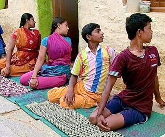 Replay Yoga, médecine traditionnelle de l'Inde - GEO Reportage