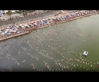 Replay Des nageurs flottent dans un lac argentin pour un record du monde