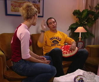 Replay Un gars, une fille - S5E44 - Hébergés chez la belle-mère (1)