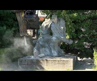 Replay Monument soviétique démantelé en Pologne en vertu de la loi sur les symboles communistes