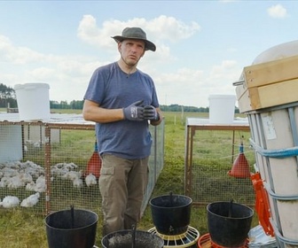 Replay Un village et un million de poulets - ARTE Regards