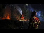 Replay Près de 2 500 pompiers luttent contre les incendies au Portugal, des villages sont évacués à...