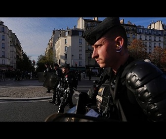 Replay Gaz lacrymogènes et feux d'artifice lors de la manifestation étudiante qui dégénère à Paris