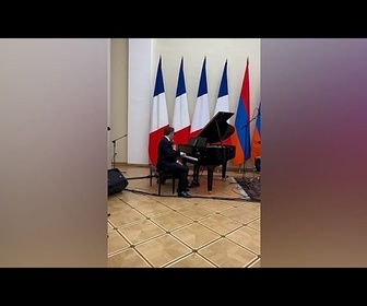 Replay Emmanuel Macron chante La Bohème d'Aznavour avec le président et le Premier ministre arméniens