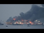 Replay Indonésie : des images montrent un ferry ravagé par les flammes