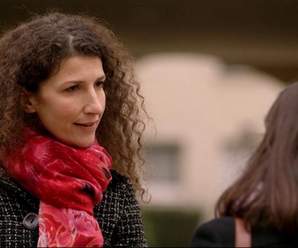 Replay Petits secrets entre voisins - S03 E65 - Une mère amoureuse