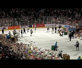 Replay Le lancer d'ours en peluche des Hershey Bears récolte 81 796 jouets pour des associations locales