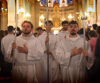 Replay C'est en France - Record de baptêmes, influenceurs catholiques : comment l'Église séduit les jeunes