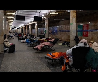 Replay Frappes russes sur Kyiv : des milliers d'habitants passent la nuit dans le métro